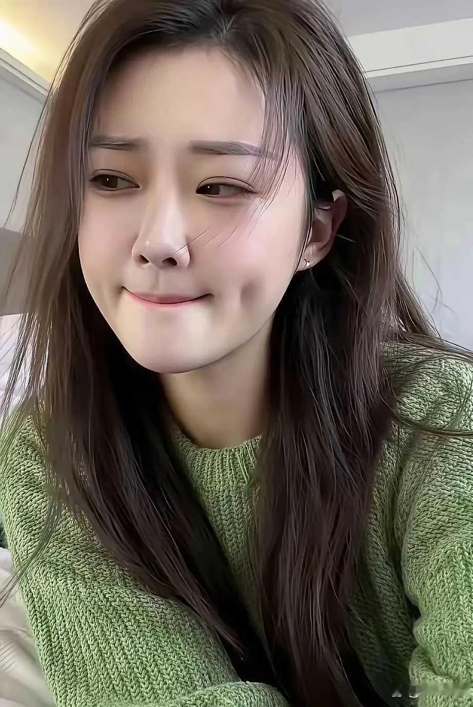 迷人的小酒窝！
酒窝藏不住的甜，就像你暖暖的笑容，时刻让人沉醉其中。