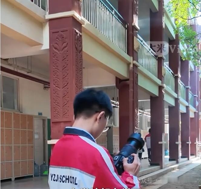 云南一名18岁高中生脑洞大开，把整所校园打造成实景综艺片场，创意短片一经上线，单