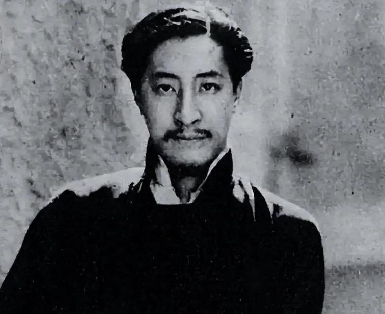 1962年，上海监狱一老人，嘴唇、面容乌紫发黑，满头白发、牙齿落尽，身形枯瘦脱相
