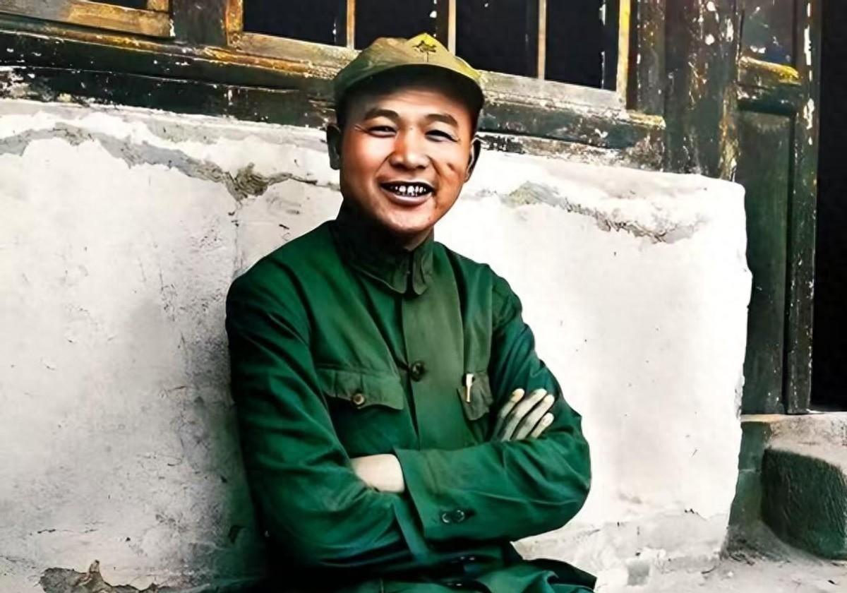 大将徐海东1961年与女儿徐文惠亲切合影，女儿肤色白皙，五官端正，容貌令人羡慕！