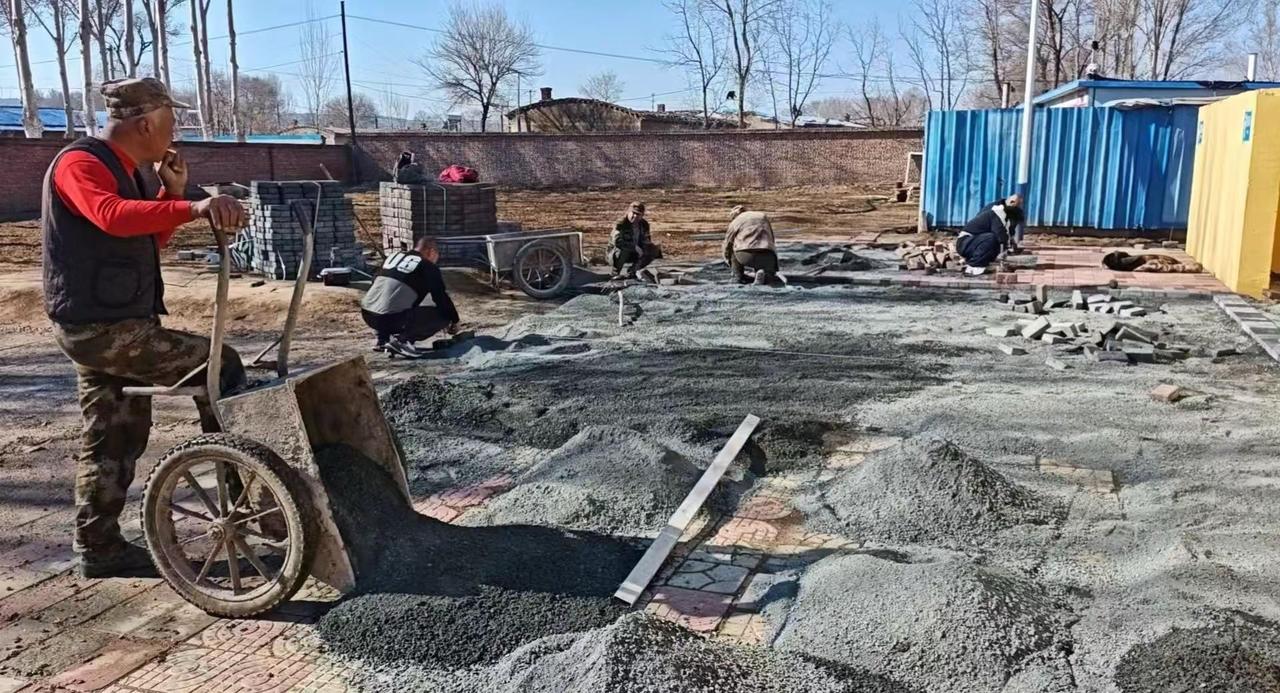 通往厕所的路铺地砖了，学生雨天再也不会湿鞋了，那段路再也不泥泞了，终于有人做了没