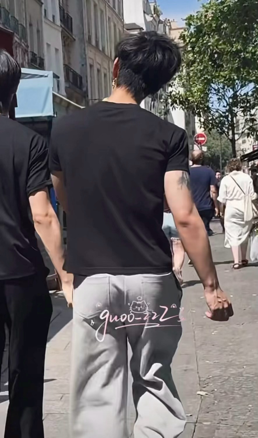 我妹子美美吃到冰激凌然后就开心到走路扭的像荡妇一样
