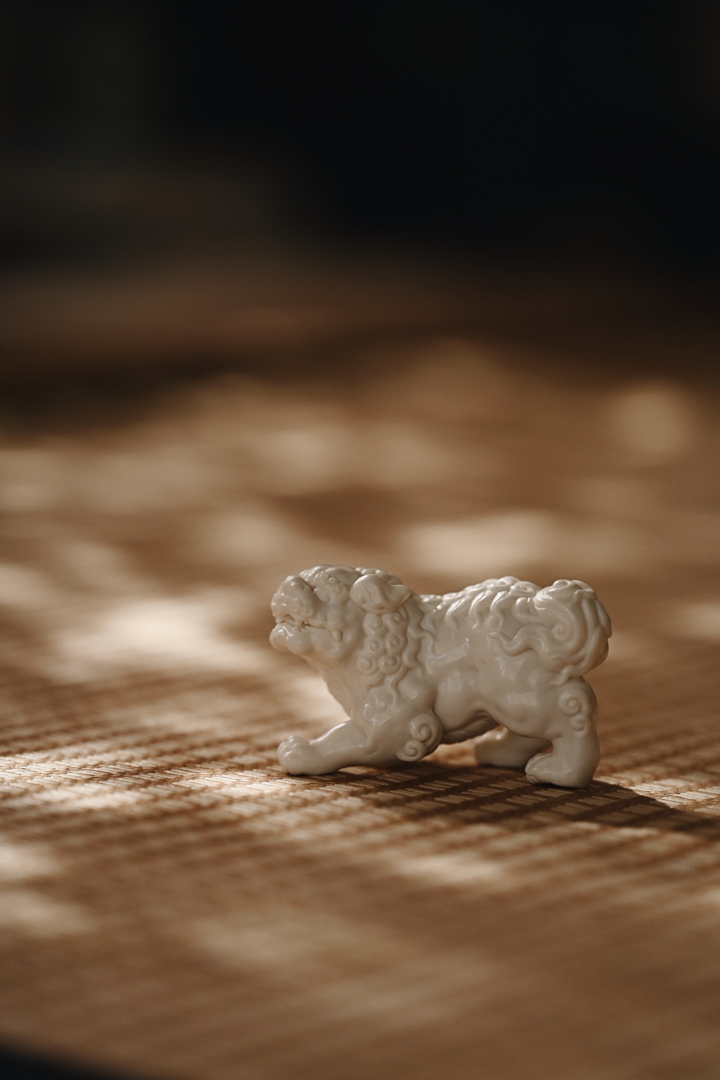 鹿角 | 瑞狮选料匀净自然，瑞狮俯卧于地，双目炯炯有神，脊背毕露，体态健硕，鬃毛