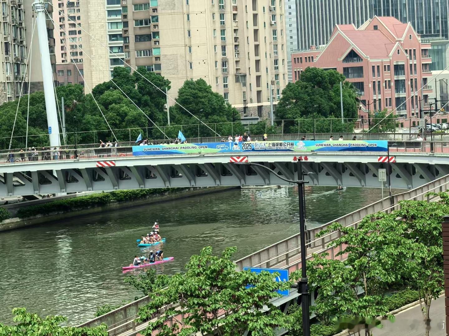 端午到了，又该划龙舟了，我们上海静安门诊旁边就是苏州河，看有人划着划着就翻进水里