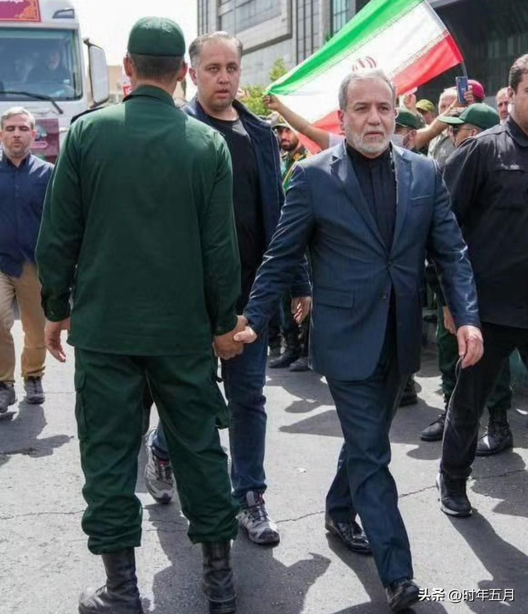 “苏莱曼尼给了你们军装，苏莱曼尼要我脱下军装，换上西装，去另一个战场战斗。”
