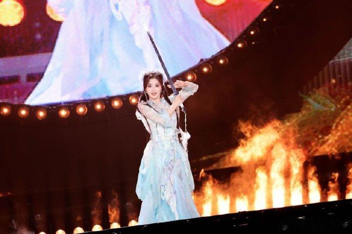 张含韵挽剑花是仙山来的吧 谁懂这份惊艳！张含韵持剑挽花丝滑利落，甩袖仙飒兼具，戏