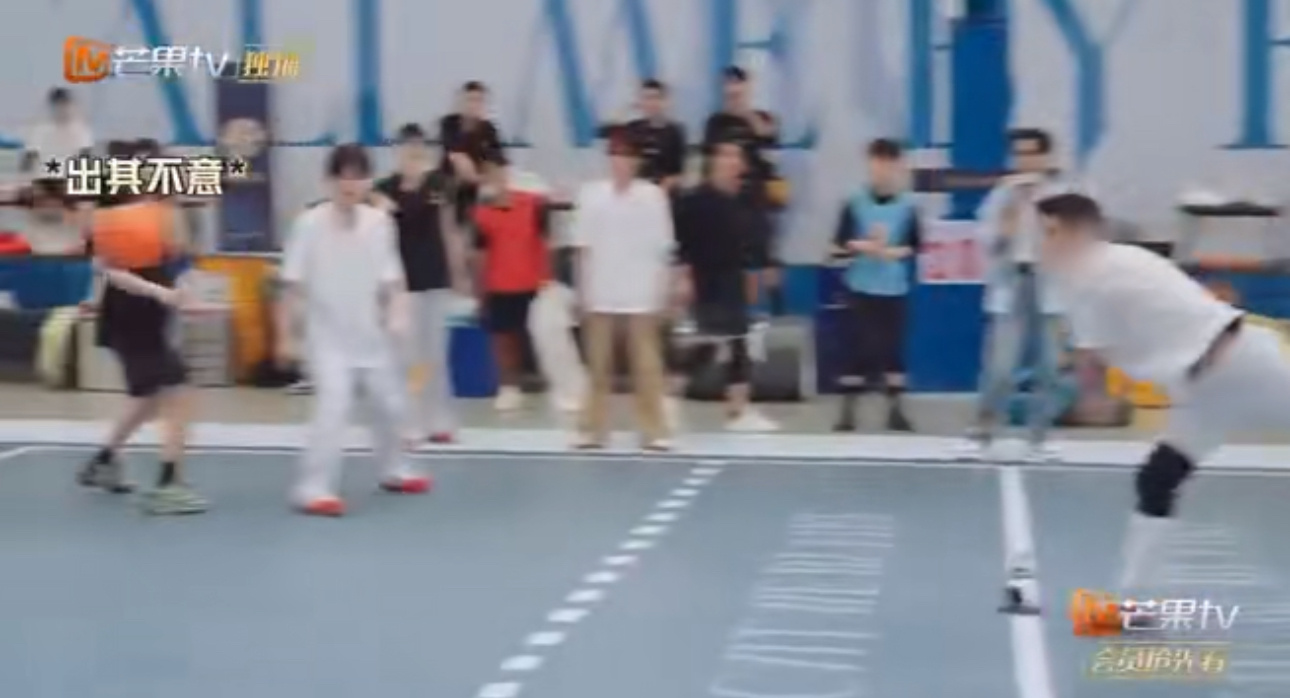 #符龙飞躲球顺便做了个俯卧撑#符龙飞在躲球的同时还顺便做了个俯卧撑，哥也太优雅了