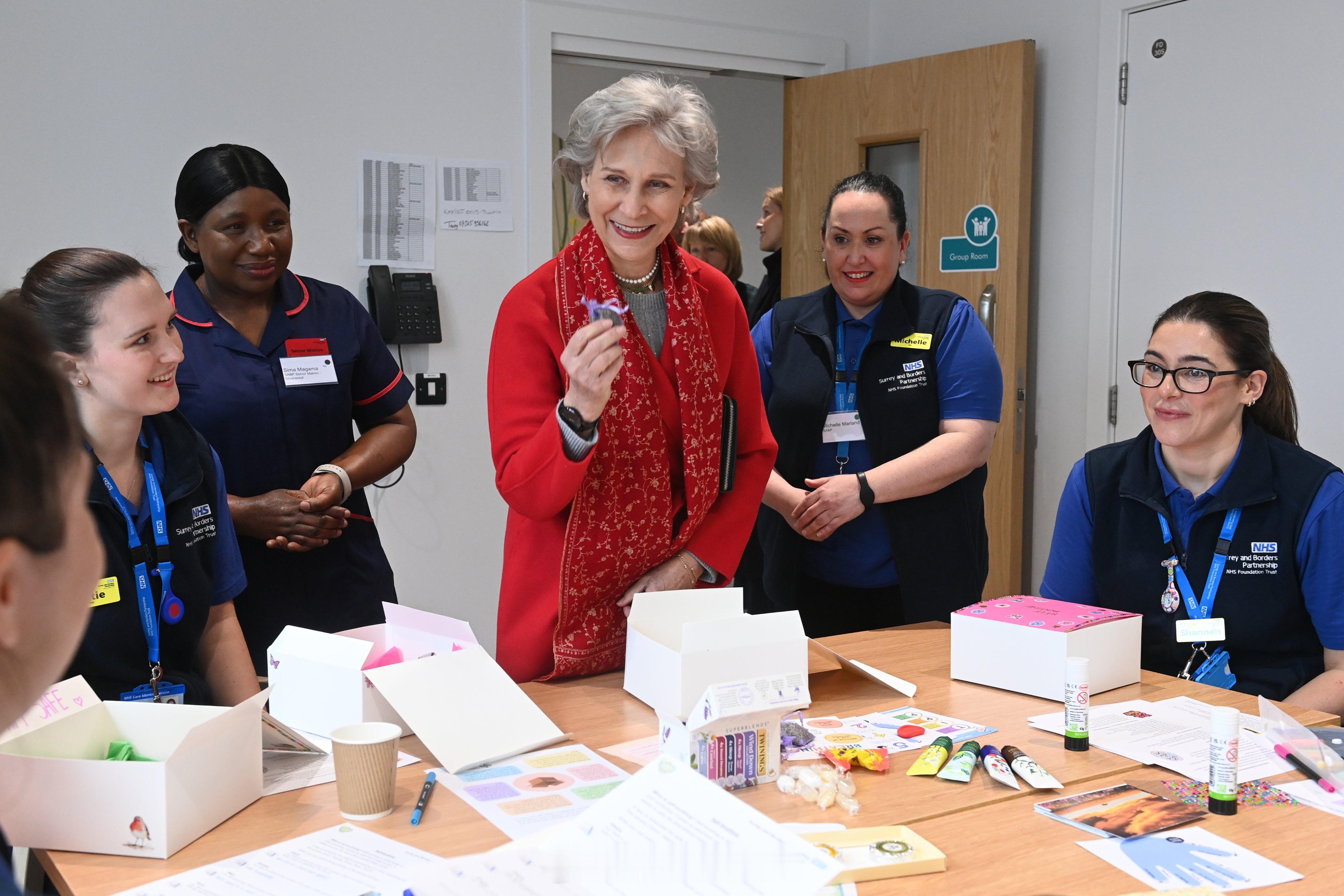 英国王室  2026年3月31日，格洛斯特公爵夫人比尔吉特在萨里郡为圣彼得医院开