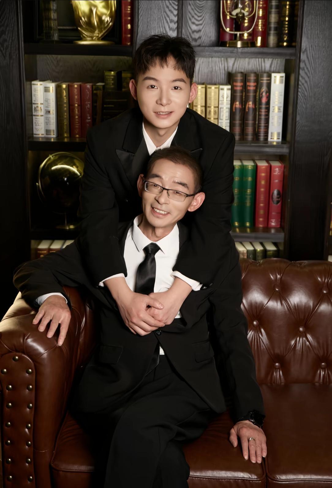 谢浩男回家一周年了，还记得那个谢岳和孙海洋满世界的找儿子，现在满脸宠溺，一眼也舍