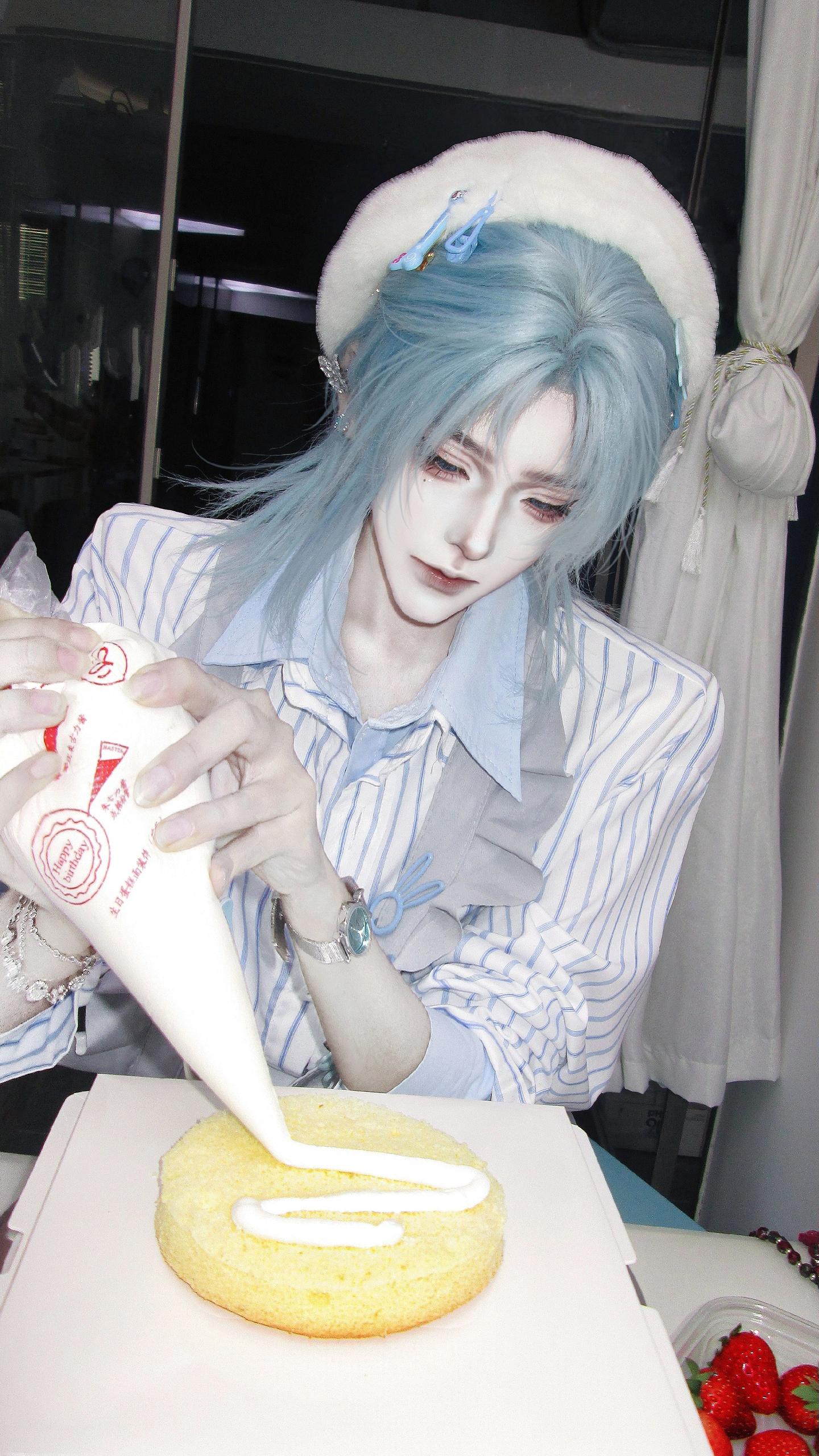 温小辉cos.给洛羿做生日蛋糕
