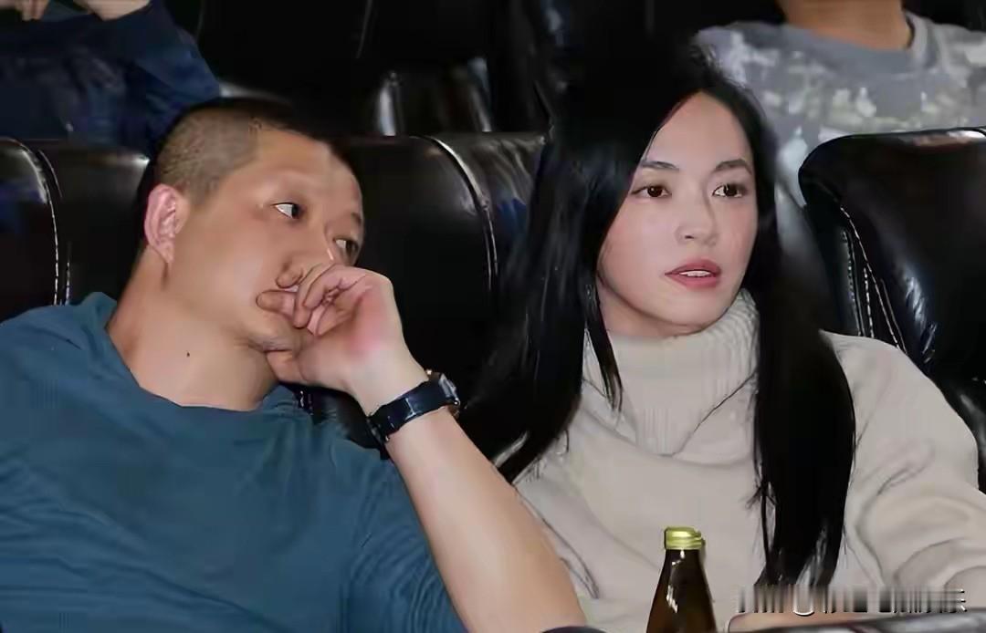 姚晨又离婚了，最后一次同框是去年11月份，两人零沟通各走各的，姚晨全程没有看曹郁