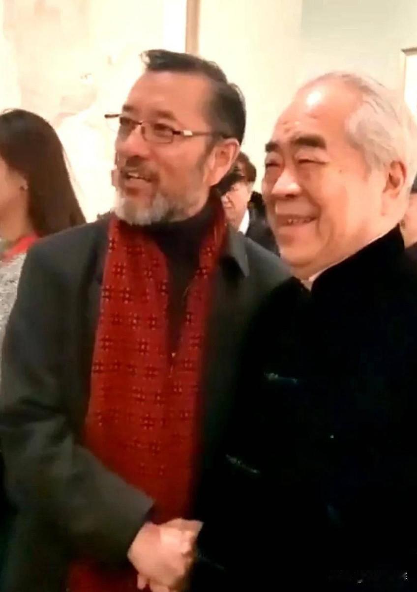 这是中国艺术研究院原来的连院长，与书画大师范曾难得一见的合影。两人喜笑颜开，肩并