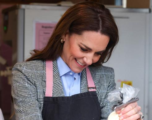 威廉王子带着自己的“替身”妻子凯瑟琳王妃，访问博罗市场，维系恩爱人设。
凯特复出