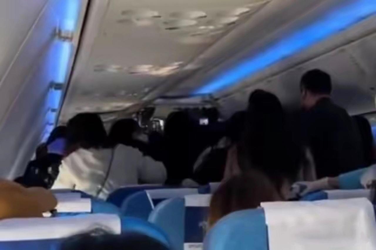 【粉丝航班围堵艺人！周兆成：飞机滑行时离座拍摄，违法又危险】
 
大家好，我是北
