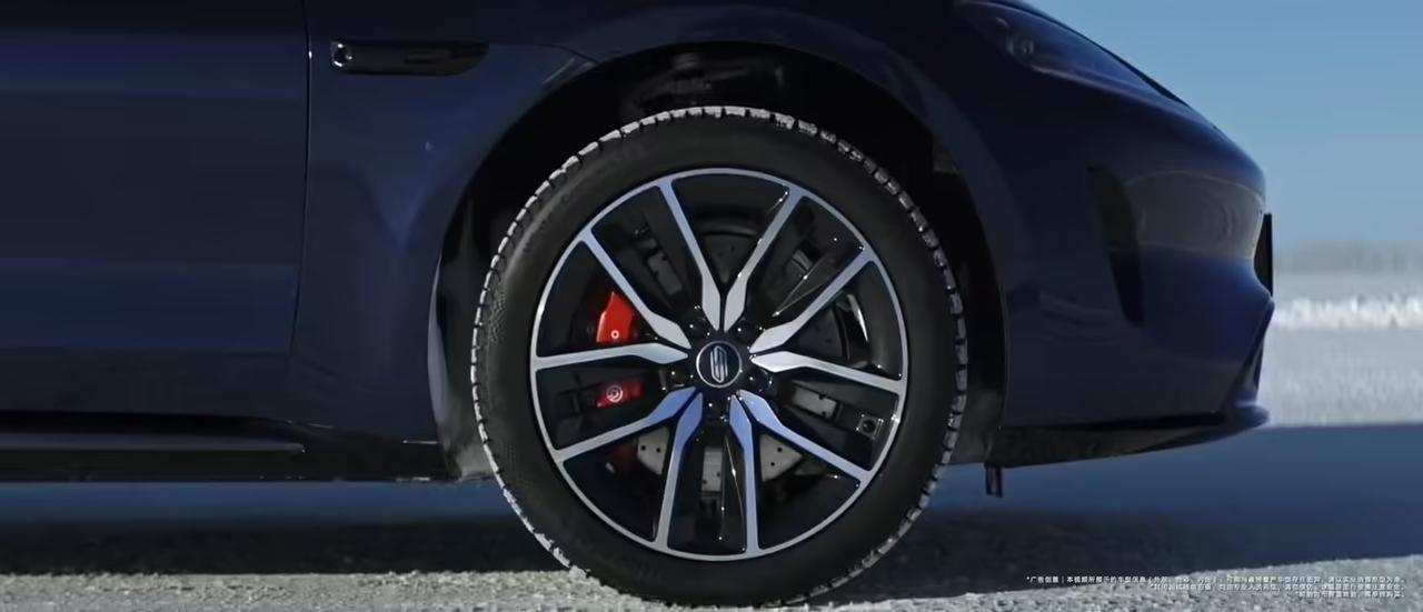 尚界Z7一段雪地漂移视频，直接把“华为途灵平台”刷上热搜。
无伪装，完整外观，华