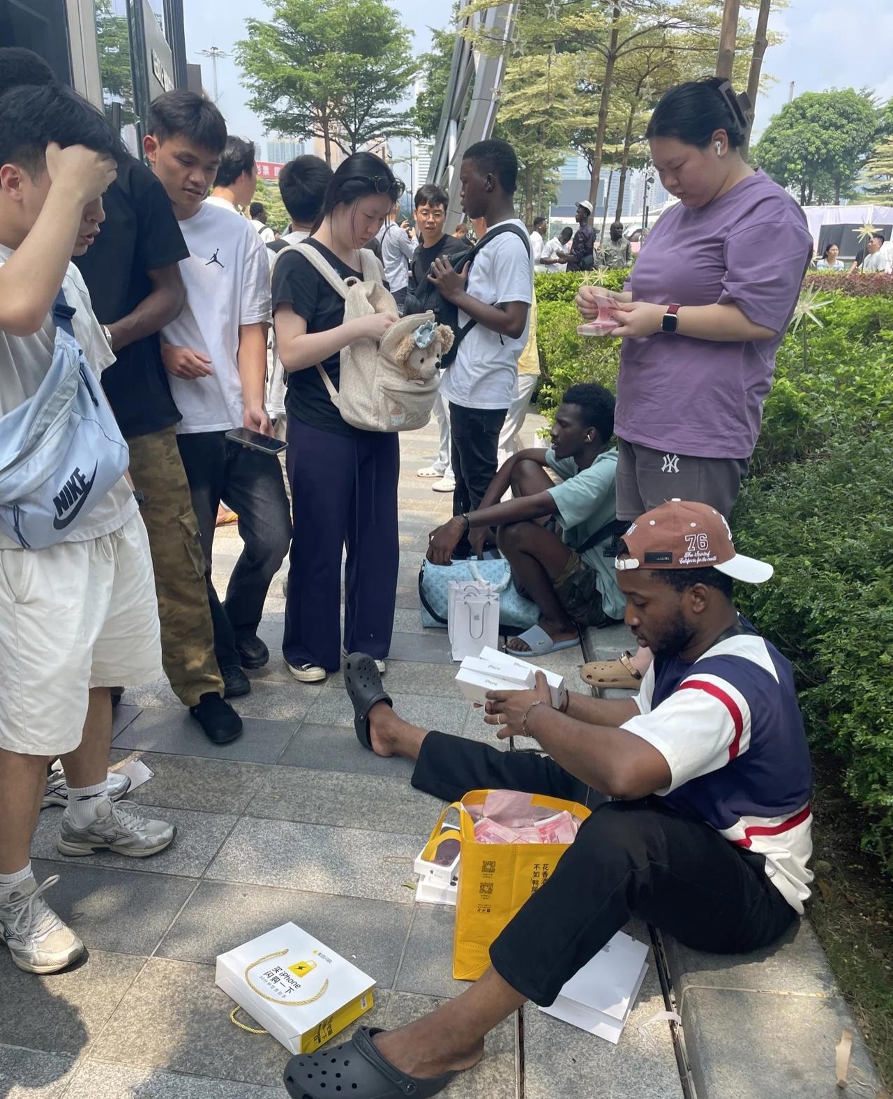 真有人找黄牛，买iPhone吗？[捂脸]

实在搞不懂，加价找黄牛买手机，到底咋