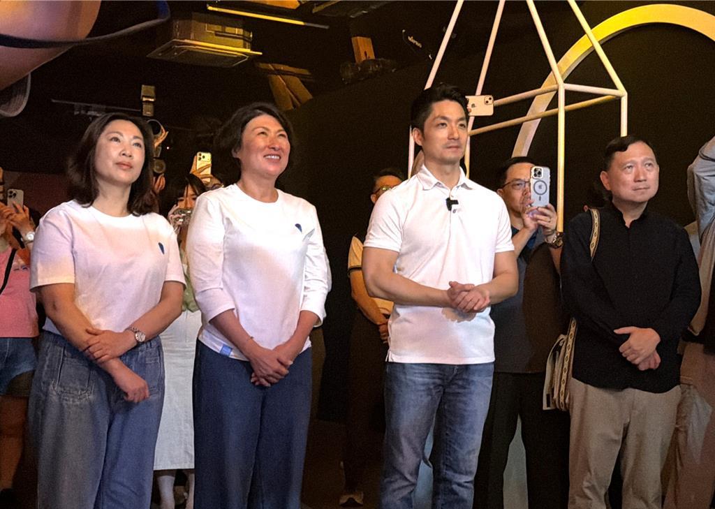 蒋万安首访台东热气球展馆 嗨喊没惧高症 饶庆铃爆料：他去哪我都知
台北市长蒋万安