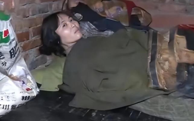 1995年19岁女大学生被人贩子120元卖给55岁老光棍，17年天天吃剩菜、跟鸡