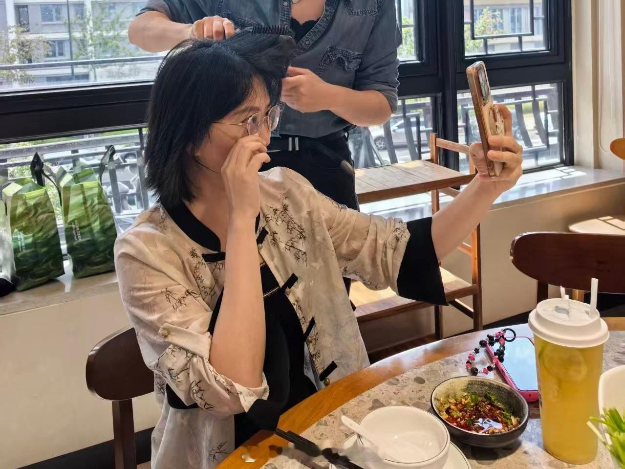 啊哈哈哈吃火锅还有发型服务呢 ​​​