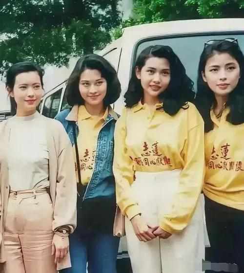 昔日香港女星旧照合影，照片中的几位都是我喜欢的，最右边的是罗美薇，她嫁给了天王张