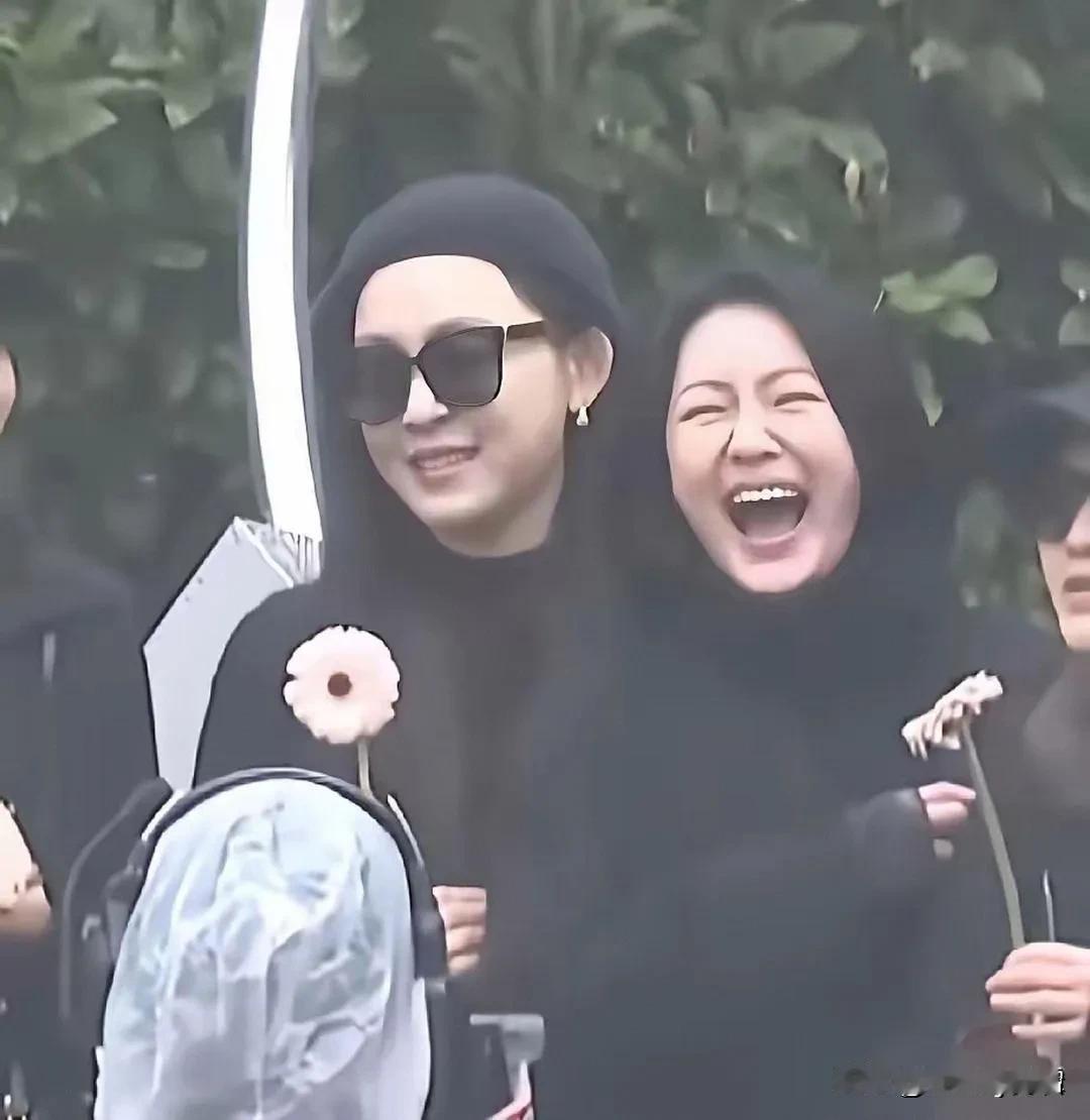 小S在姐姐墓前这般开怀大笑，究竟是为了什么？

网友:总拿我和她比，现在好了，看