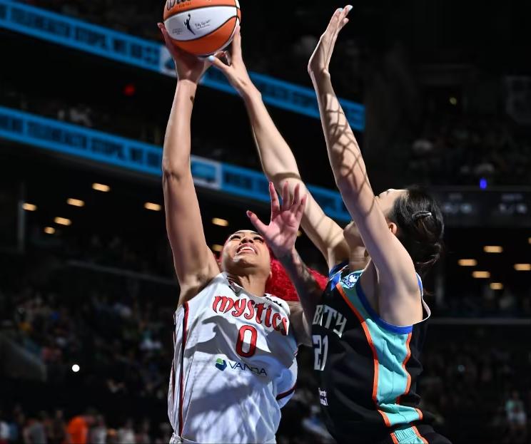 WNBA常规赛焦点战中，纽约自由人以83-86惜败华盛顿神秘人，但真正引发热议的