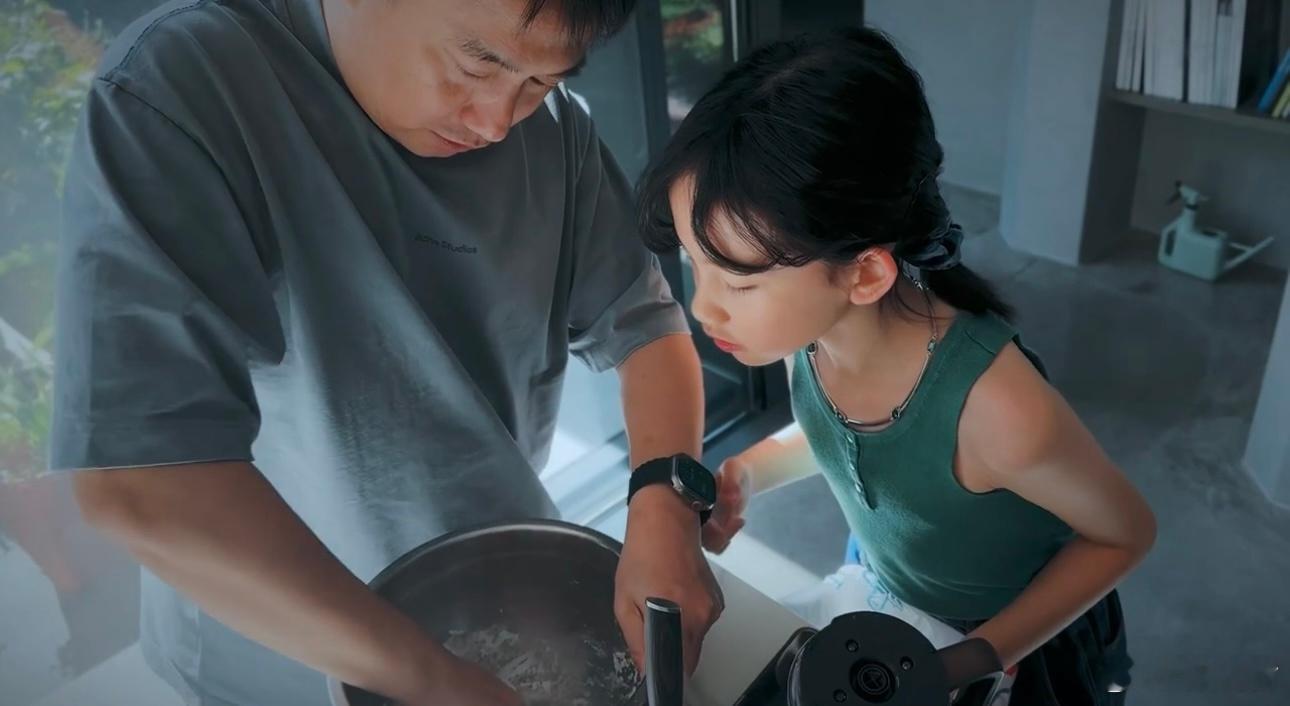 #黄磊教小女儿揉面#孙莉晒秋天日常生活vlog，黄磊教小女儿揉面做面食，黄多多去