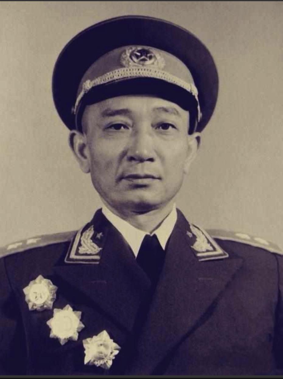 1949年，22军军长孙继先的女儿正在门口玩耍，突然一个男人冲过来抱起7岁女孩，