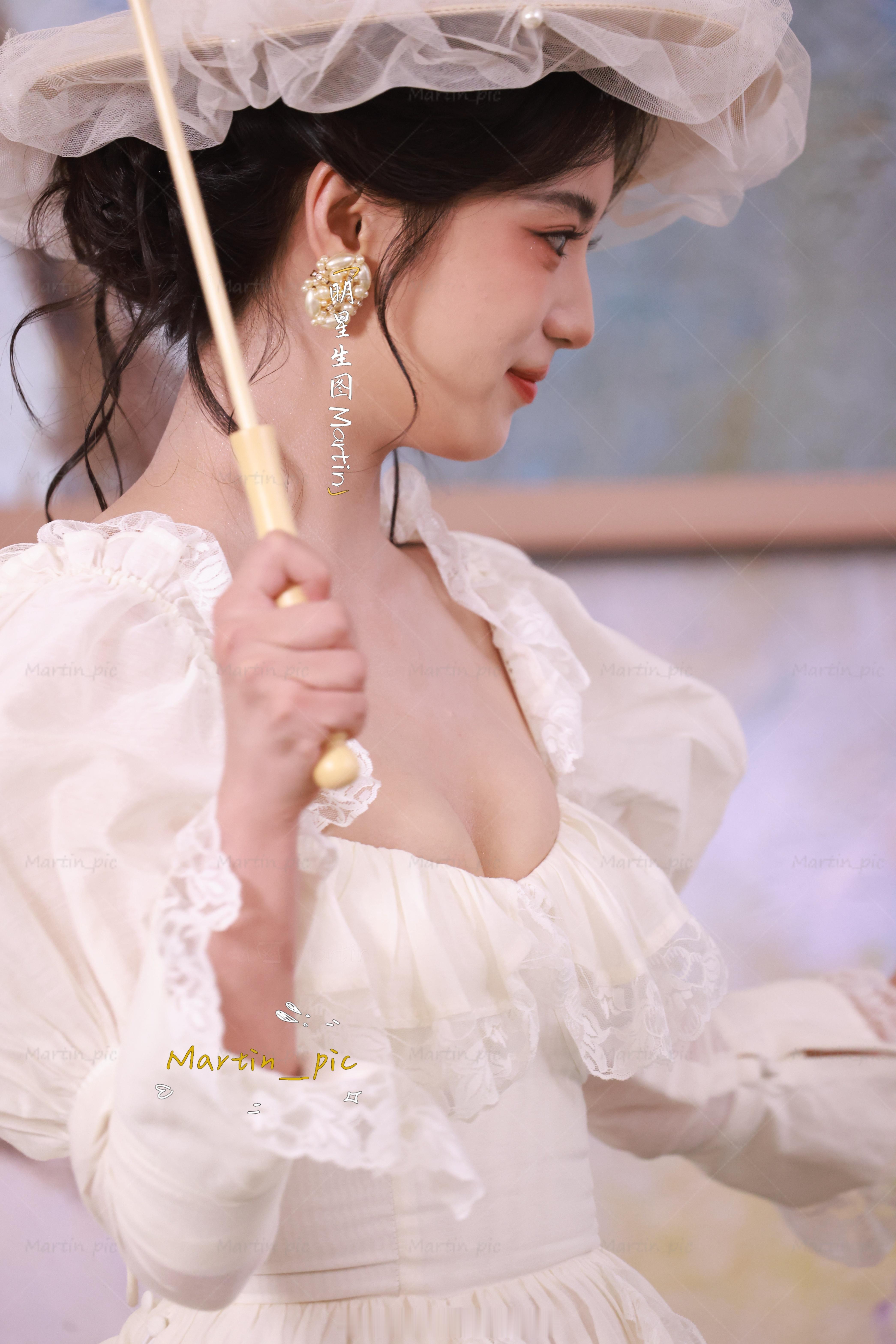 张雅钦[超话] 张雅钦创维活动生图落跑甜心公主，县主美得真的很像油画少女[好爱哦