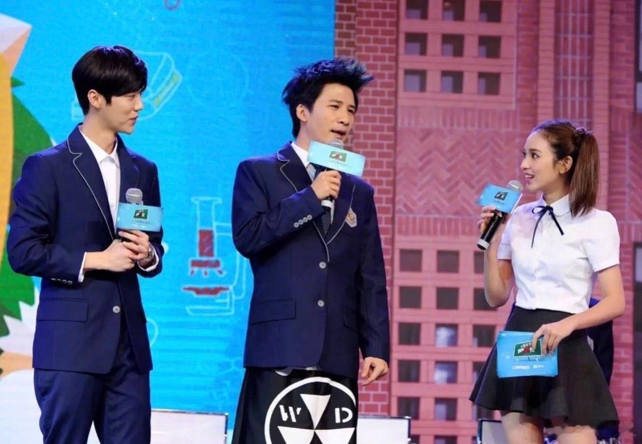 十年前的彭小苒谁的青春里没有《爱奇艺早班机》的小苒啊！ 主持大型盛典超稳，《超能