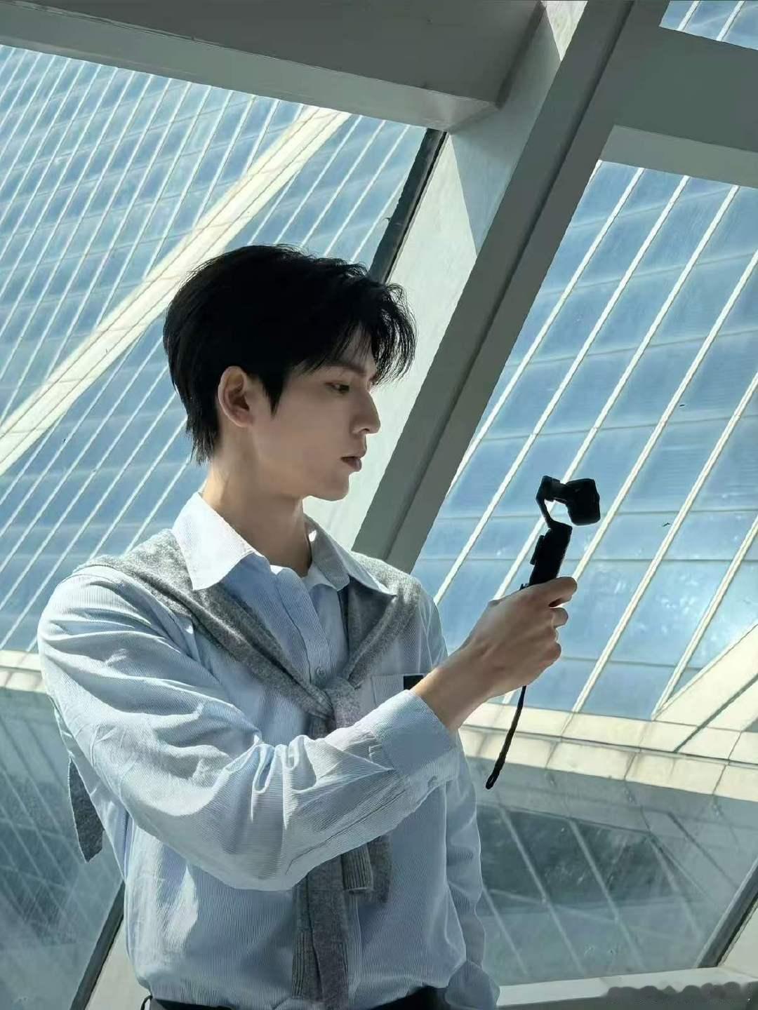 张凌赫给沈梦辰当摄影师张凌赫拍的沈梦辰我们的宿舍宿舍综艺高能片段来袭，张凌赫临时