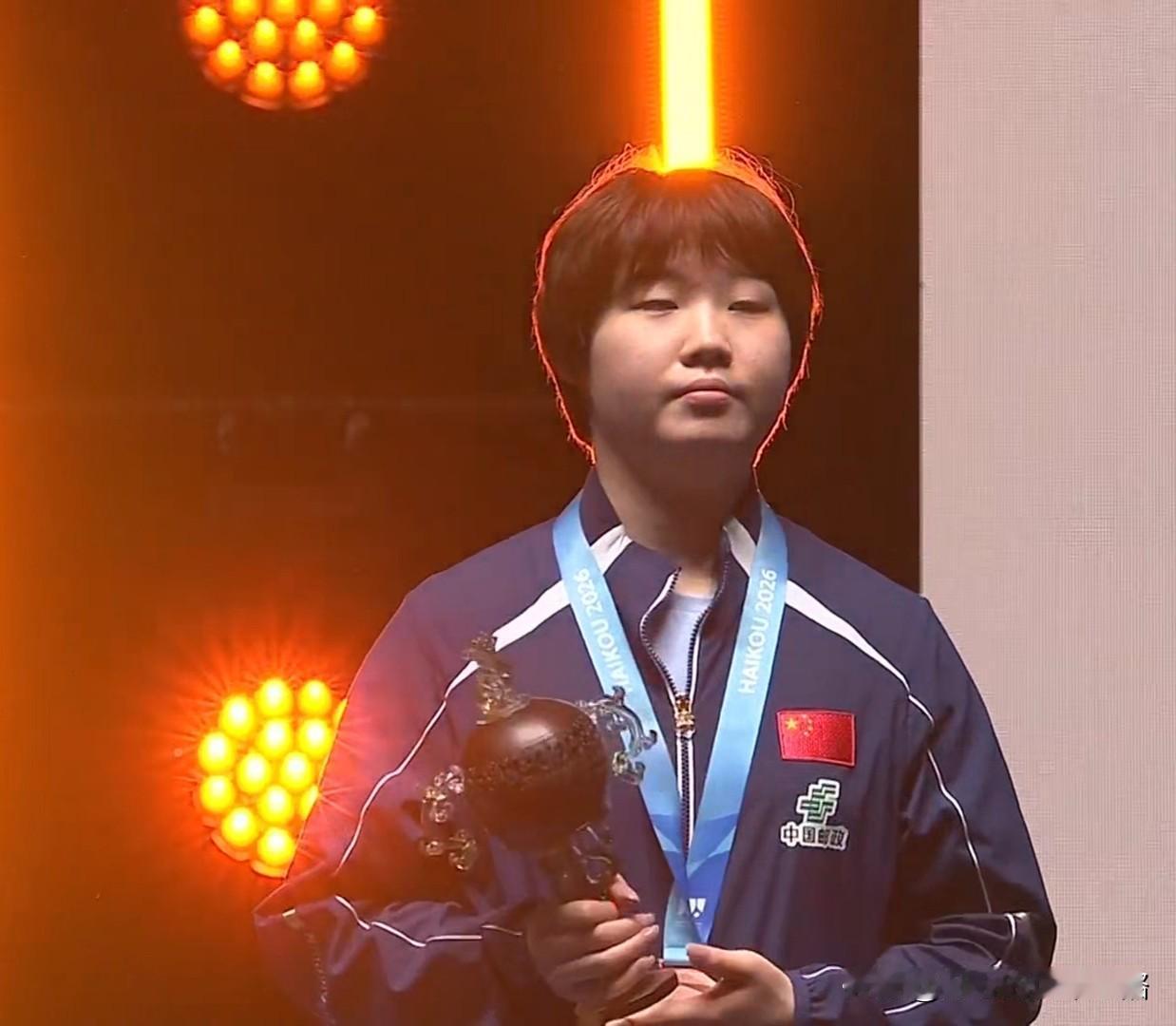 蒯曼大赛结束必晒美食，亚洲杯结束两天也没更新。
颁奖时爱笑的蒯曼有点严肃，也许对