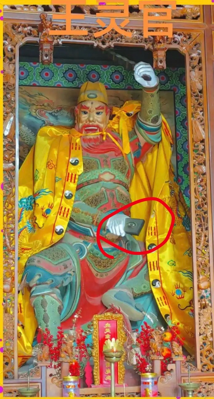 它们真的什么都偷。那个所谓的聚集了全球各地精英的组织光明会的大眼logo也是我们