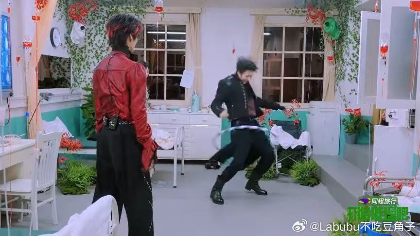 张凌赫丁程鑫边走边转呼啦圈丁程鑫看刘宇宁转呼啦圈的表情 张凌赫丁程鑫边走边转呼啦