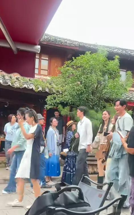 高梓淇恋情网友拍到他和一名年轻女生牵手漫步街头，现场摄制组全程跟拍，二人正在录制