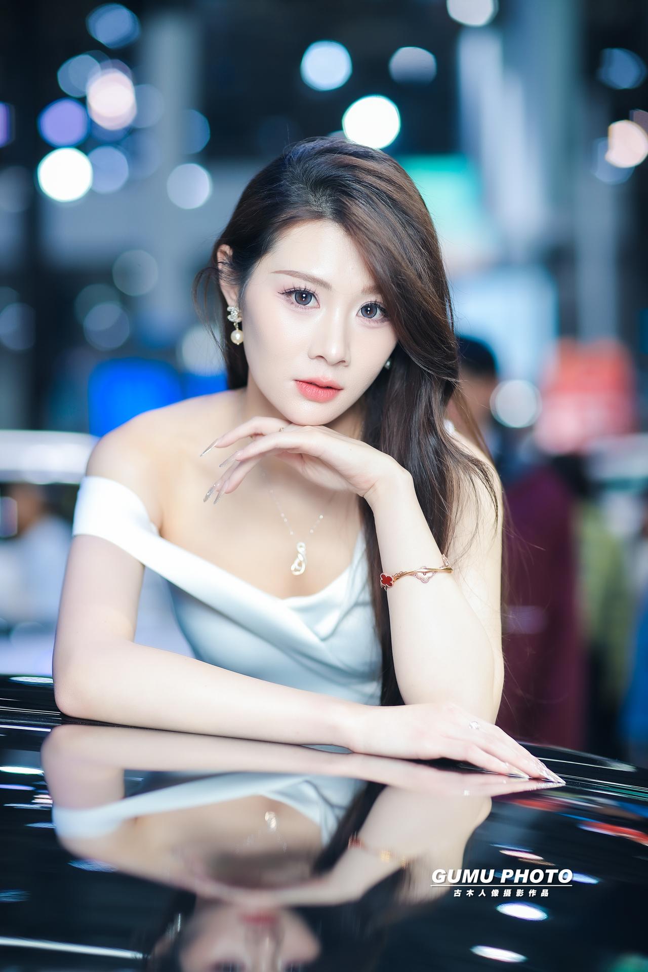 2025贵阳汽车文化节上汽大众展台模特小姐姐