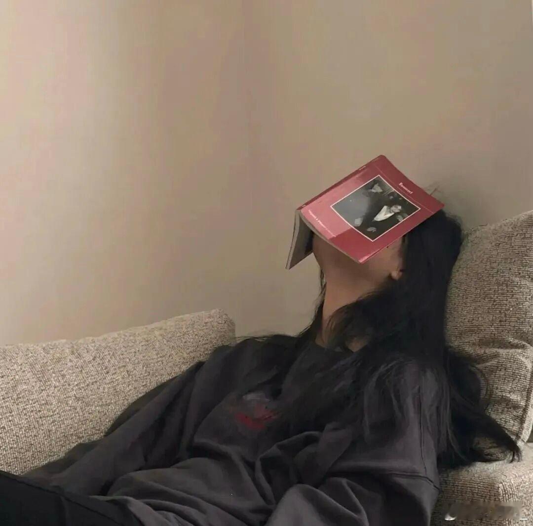 忙碌的生活里，只剩下两件事，睡醒后上班，下班后睡觉 