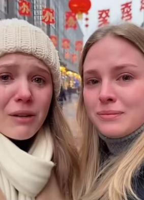 两位乌克兰美女在镜头前哭着说：因为战争的关系，我们的家人都不在了，我们十分热爱中