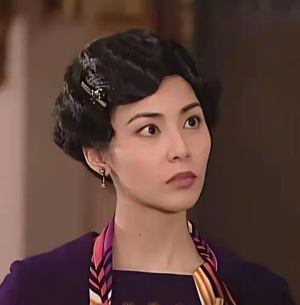郑伊健夫妇现身街边面店，蒙嘉慧罕露脸又胖了，被曝已回香港生活 