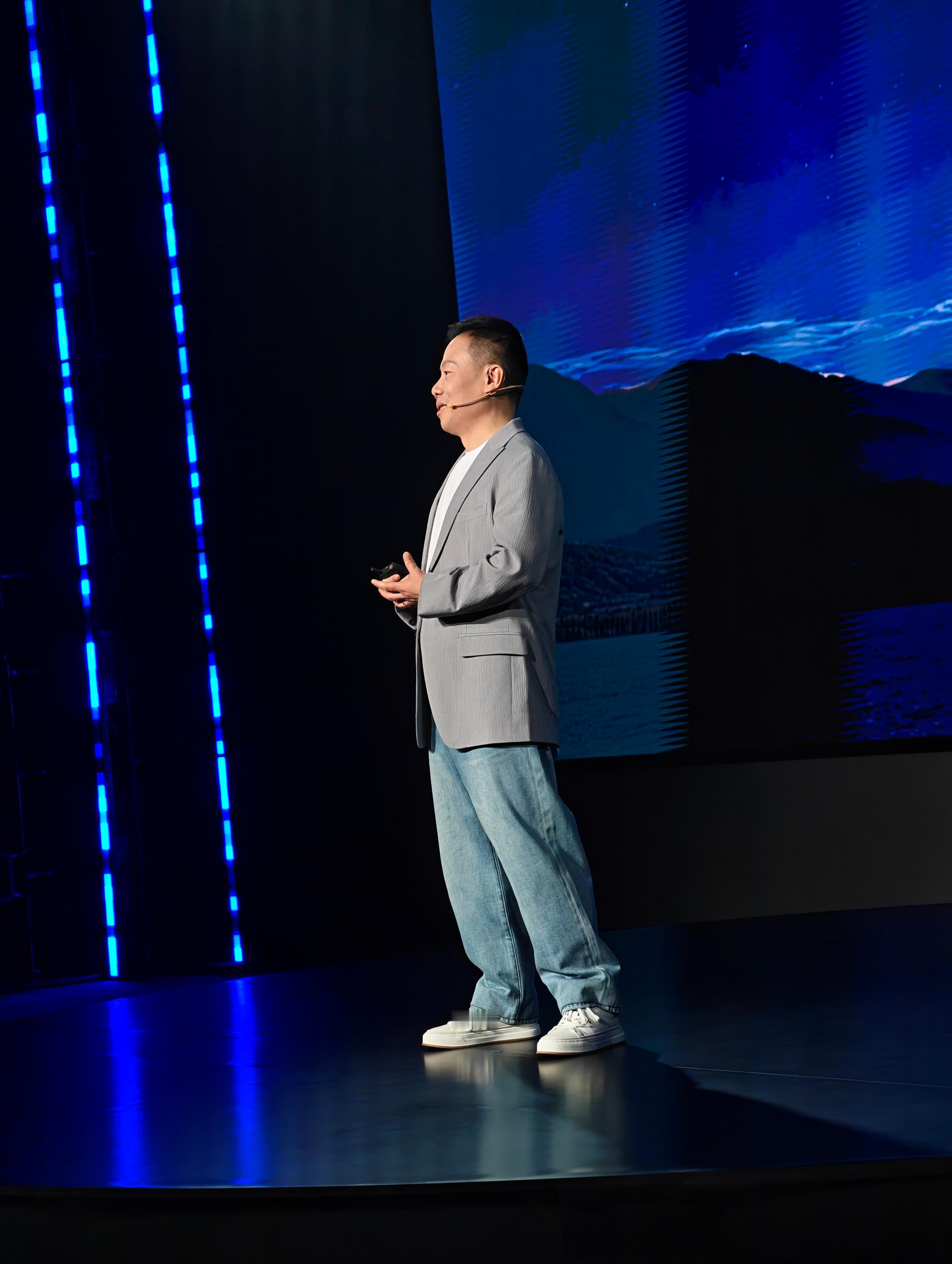 荣耀笔记本沟通会开始了，网上也直播，两点半准时开始 