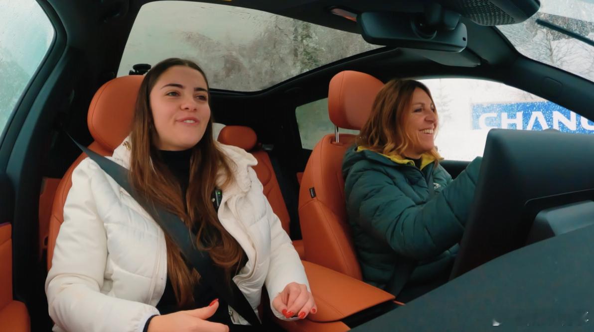 在意大利库马约尔，三届冬奥金牌得主、米兰冬奥形象大使Deborah Compag