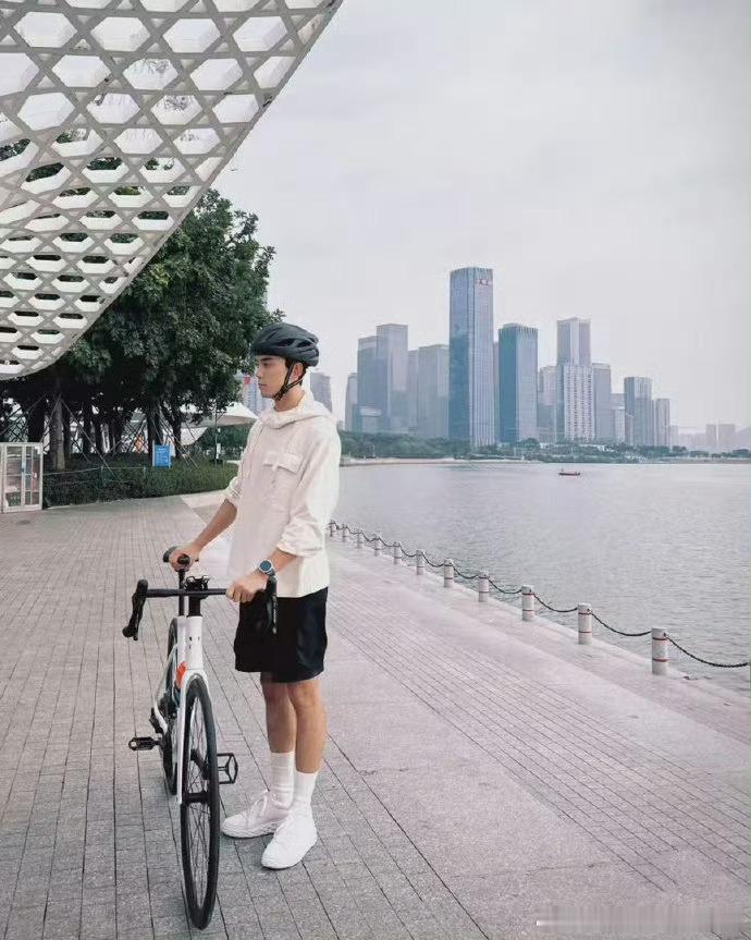 吴磊一直活得肆意洒脱吴磊提到出发说走就走哪怕骑行途中遭遇爆胎、恶劣天气，也不会轻
