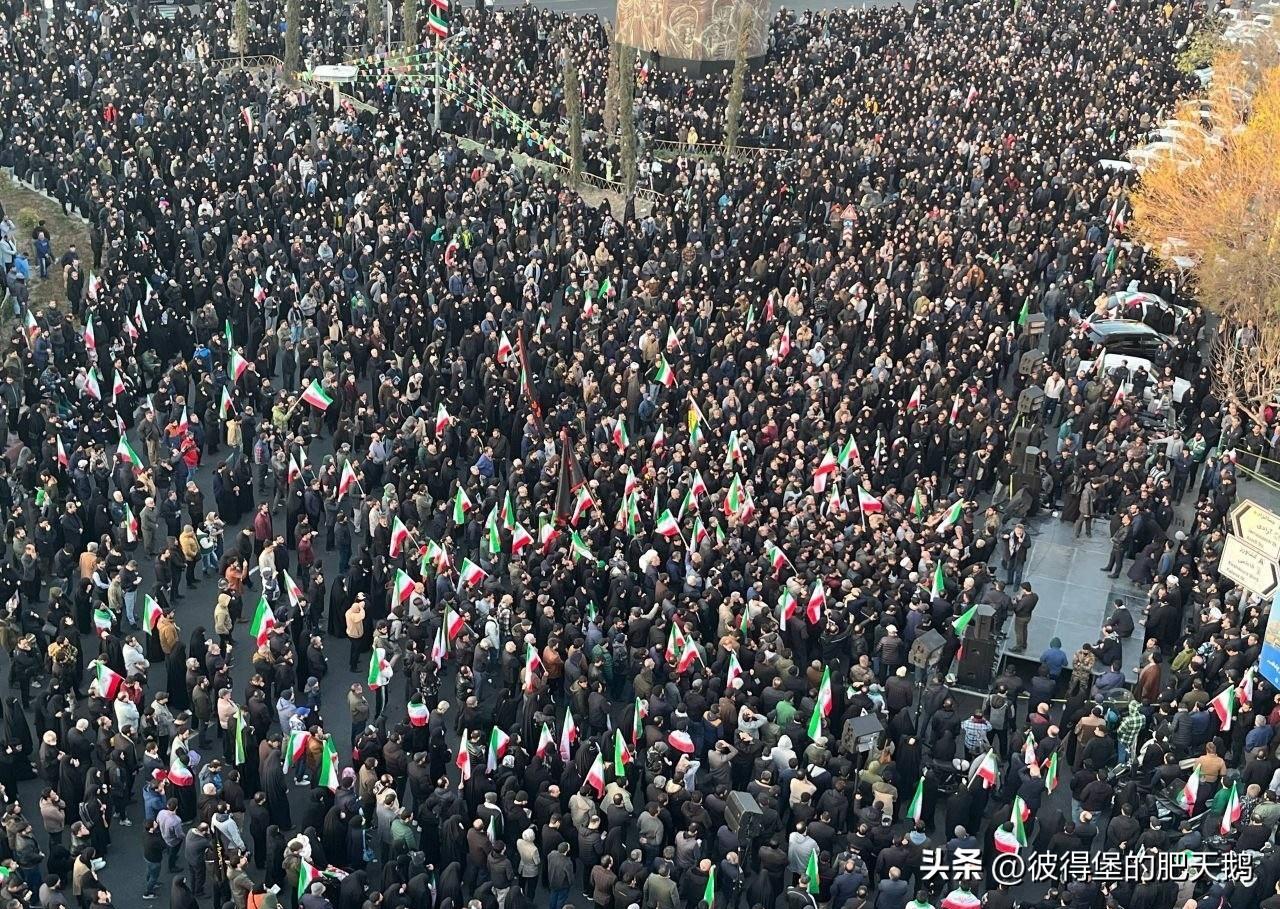 #哈梅内伊遇害# 
德黑兰街头涌现大批人群。他们绝无丝毫"推翻政权"之意，而是强