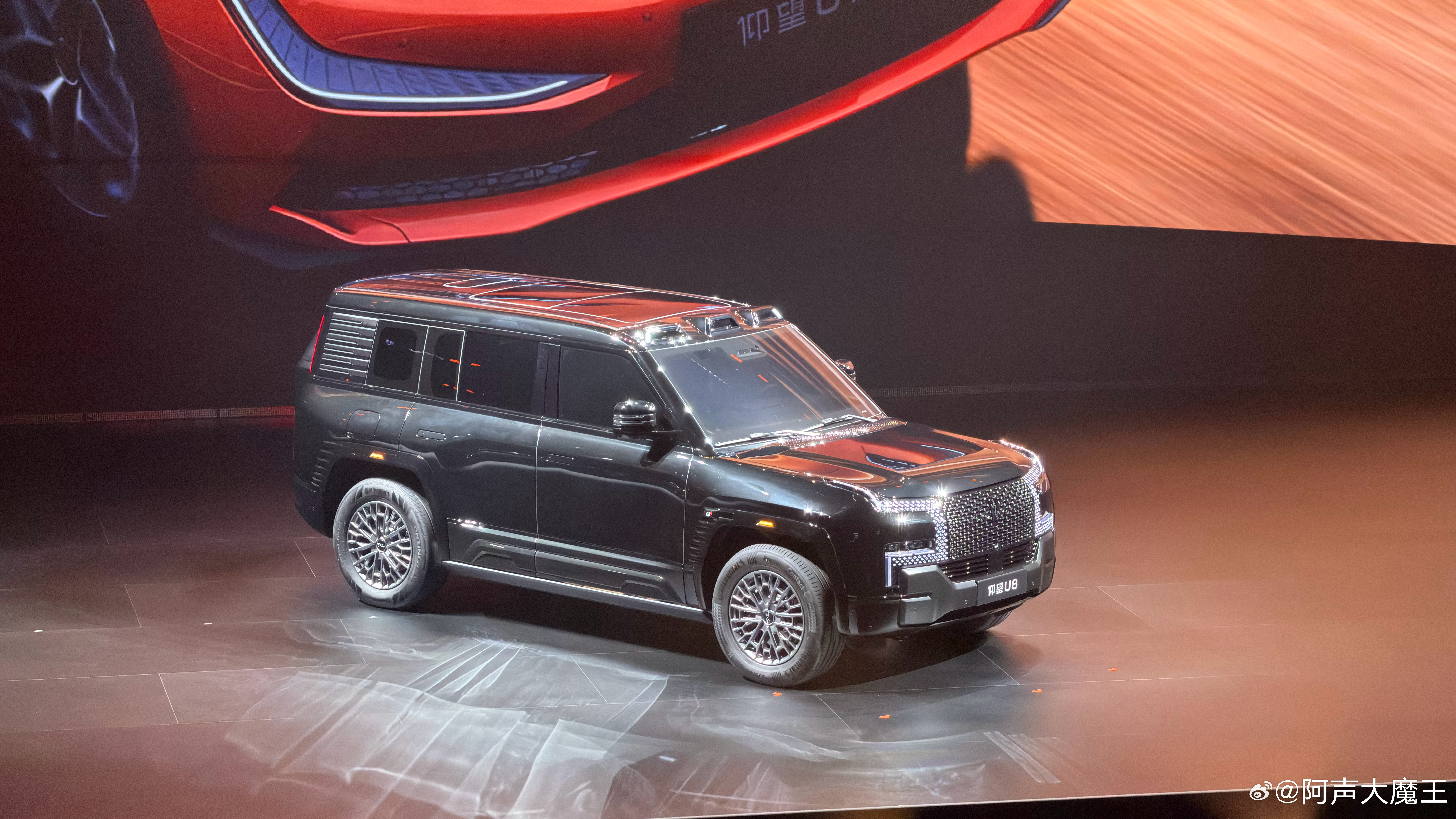 比亚迪的仰望系列则是在U7 和U8两款车型上搭载了第二代刀片电池和闪充技术。而U