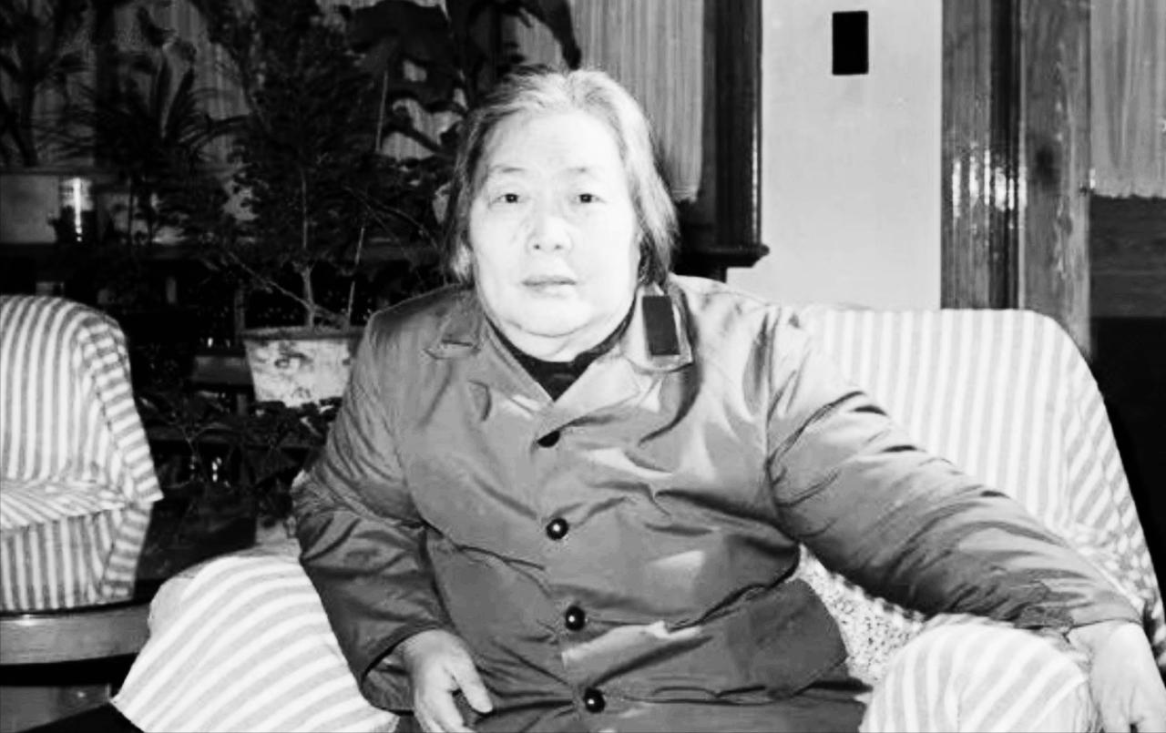 1984年，刘伯承夫人、女红军汪荣华在家中，穿着朴素的军装，尽显朴素的一面。她在