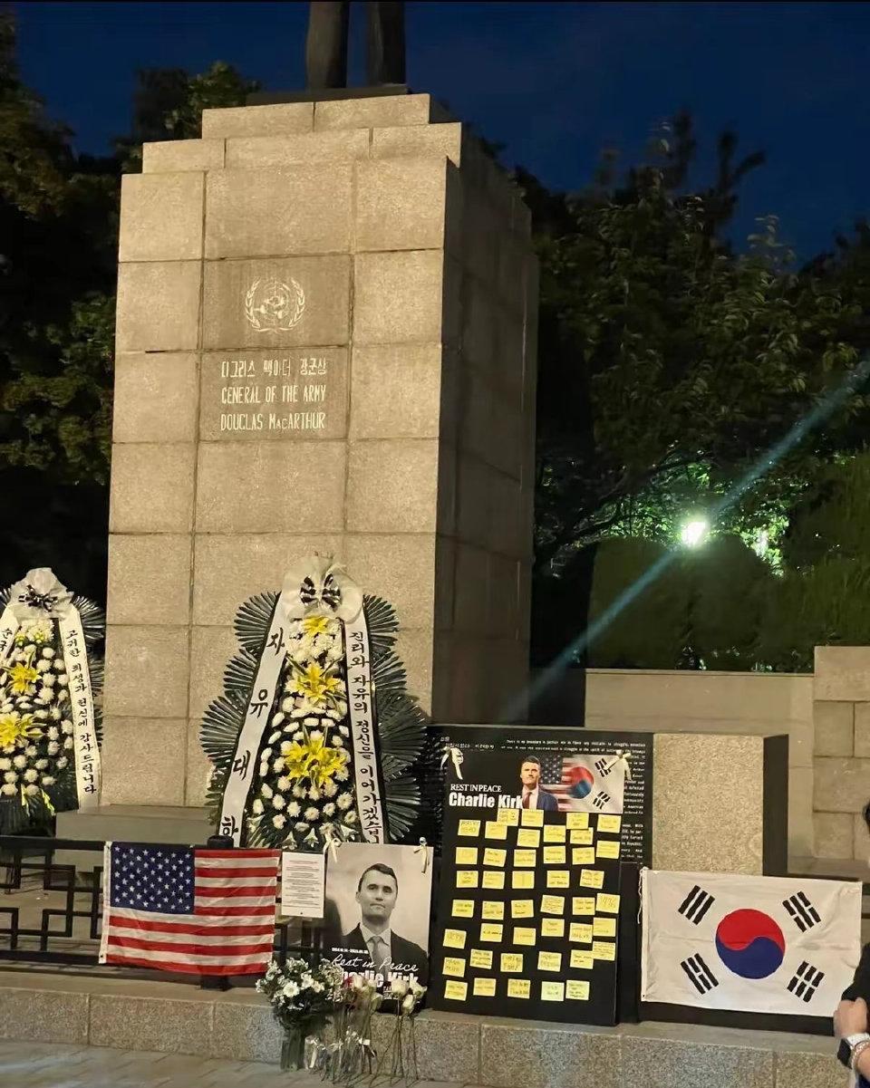 韩国人真的是深爱美国啊，查理•柯克一出事，韩国人就祭奠上了，又送花圈又挂国旗，不