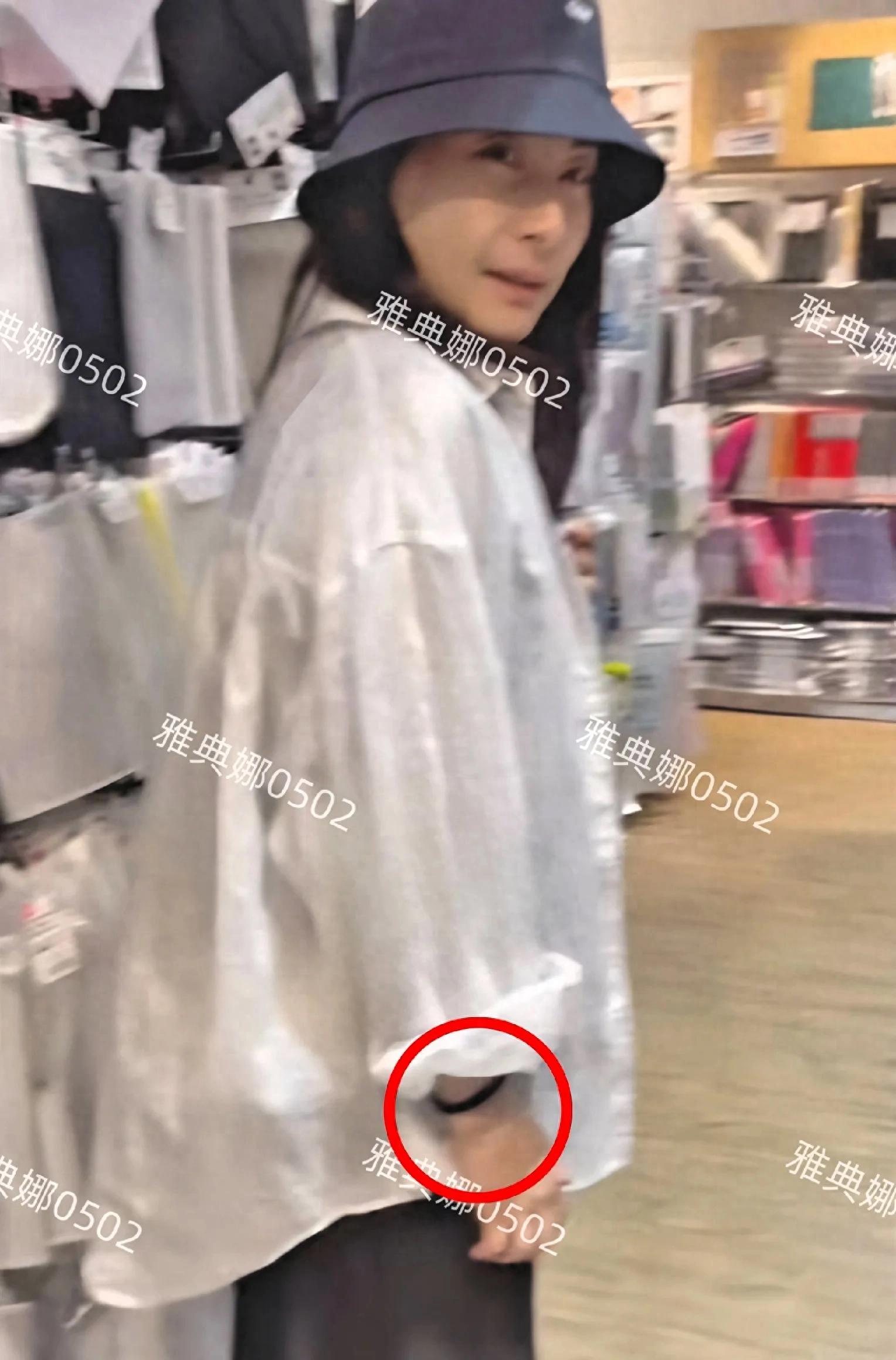 在新加坡偶遇跳水女王郭晶晶及其丈夫霍启刚。郭晶晶作为裁判参与2025世界泳联世锦