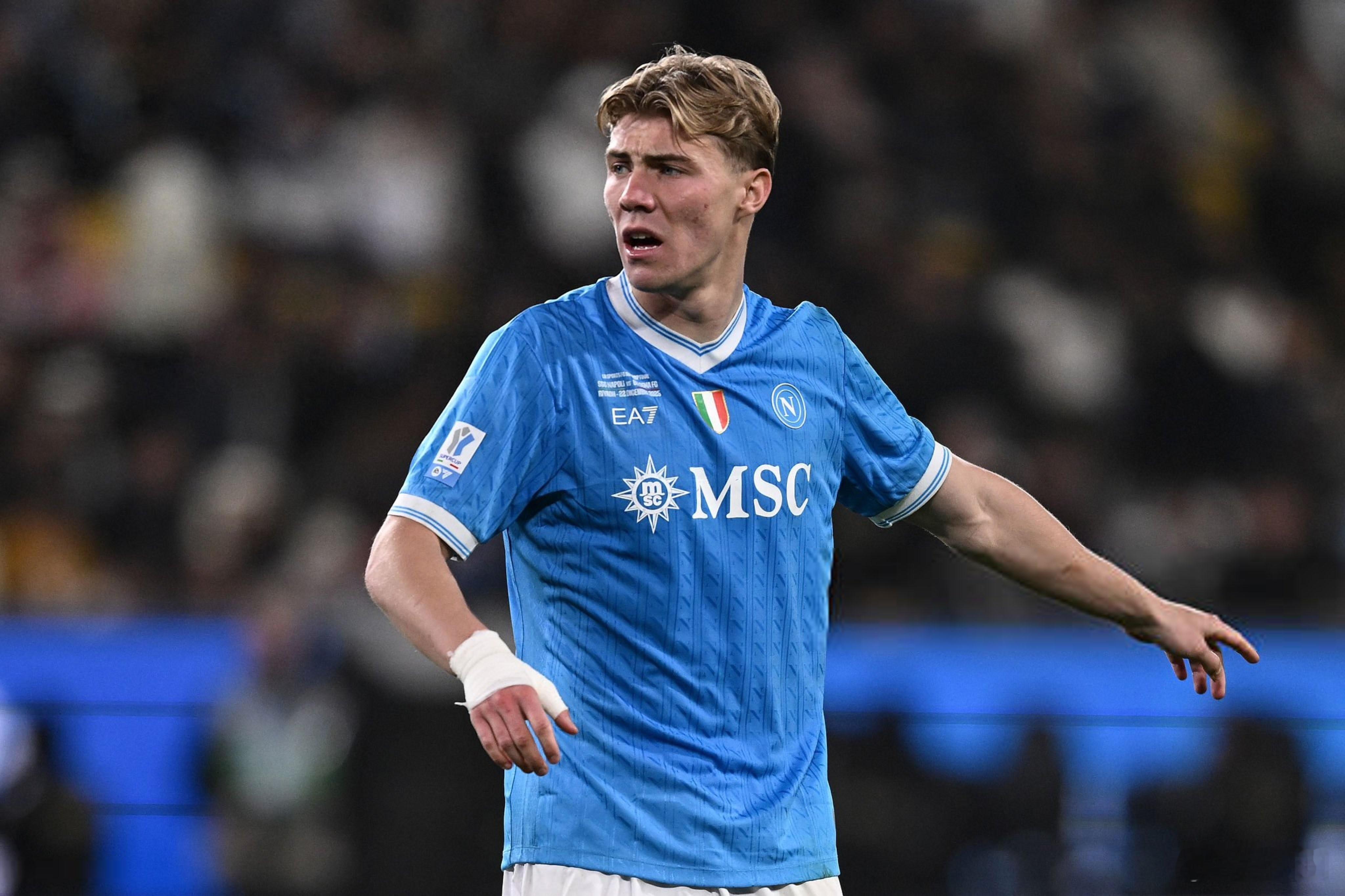 2-0！曼联旧将屡失良机，那不勒斯笑傲决赛，德布劳内躺着夺冠北京时间12月23日