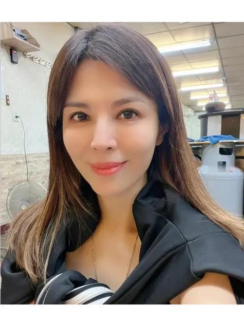 2026年2月25日，久未露面的艺人王百瑜现身经纪公司伊林娱乐的开工团拜仪式，瞬