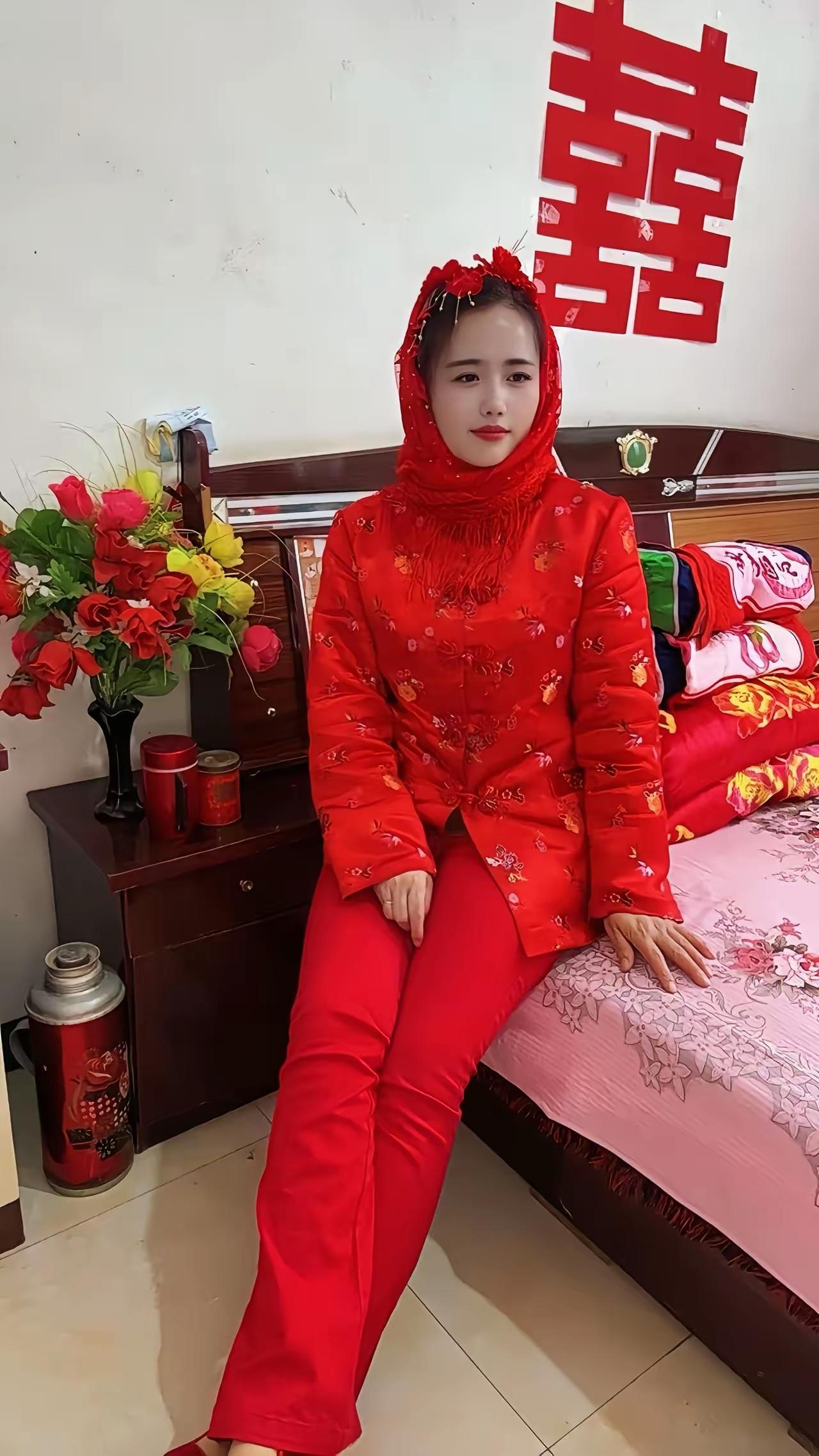 喜气分外浓，
周身一色红。
雅室床头坐，
双眸默含情。